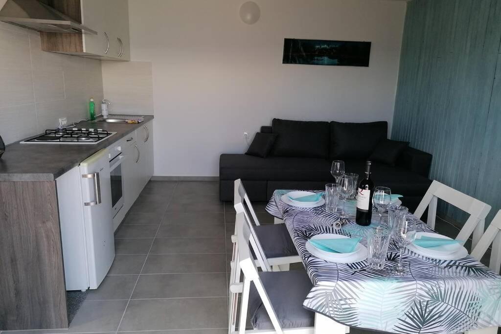 Apartment By The Sea- Santa Marina Raša 外观 照片